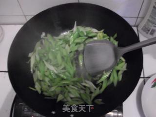 西芹炒火腿肠的做法步骤：2
