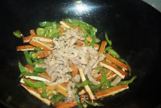 豆腐干炒肉丝的做法步骤：2