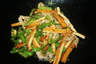 豆腐干炒肉丝的做法步骤：2