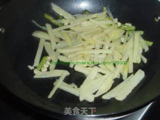 青椒炒马玲薯的做法步骤：2