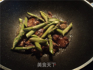 芦笋洋葱煎肉的做法步骤：2