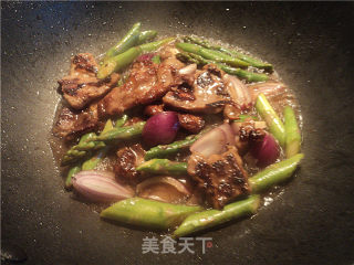 芦笋洋葱煎肉的做法步骤：2