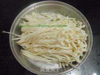 香肠炒金针菇的做法步骤：2