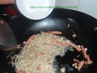香肠炒金针菇的做法步骤：2