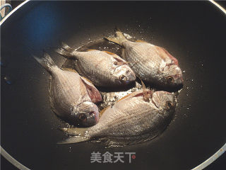 煎小鱼老豆腐的做法步骤：1