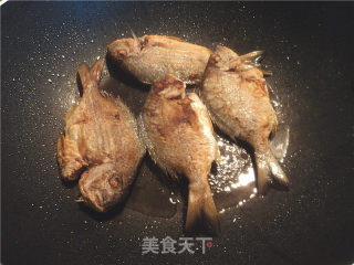 煎小鱼老豆腐的做法步骤：2