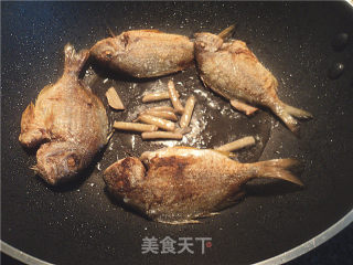 煎小鱼老豆腐的做法步骤：3