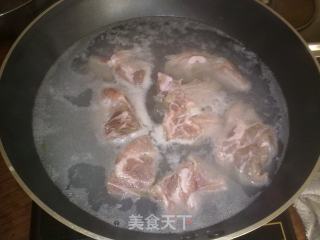 排骨炖豆角的做法步骤：1