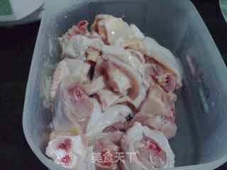 香菇焖鸡腿的做法步骤：1