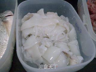 鲜鱿炒荷兰豆的做法步骤：1