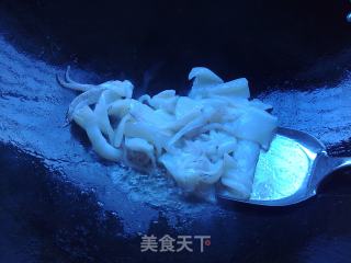 鲜鱿炒荷兰豆的做法步骤：3