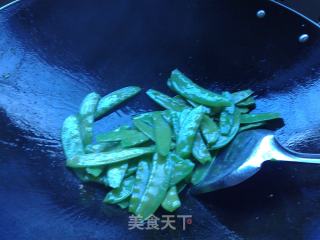 鲜鱿炒荷兰豆的做法步骤：4