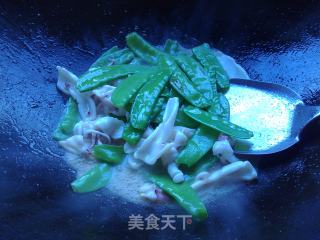 鲜鱿炒荷兰豆的做法步骤：5