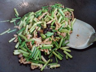 饭糟秧（蒜心炒肉丝）——最平常但不负所望的家常小炒的做法步骤：4