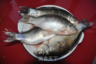 家常炖鲫鱼的做法步骤：1