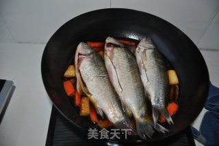 家常炖鲫鱼的做法步骤：4