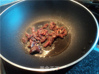 家常菜肉丝炒韭菜花的做法步骤：1