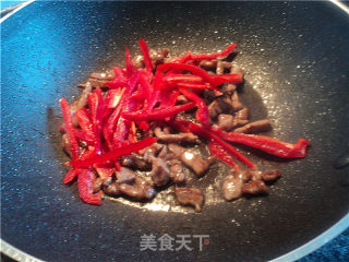 家常菜肉丝炒韭菜花的做法步骤：2