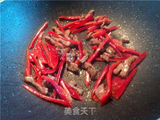 家常菜肉丝炒韭菜花的做法步骤：3