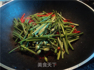 家常菜肉丝炒韭菜花的做法步骤：4