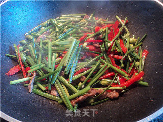 家常菜肉丝炒韭菜花的做法步骤：5