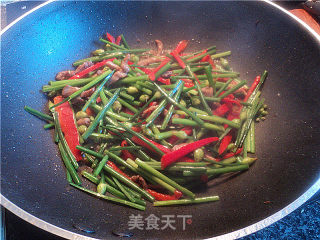 家常菜肉丝炒韭菜花的做法步骤：6