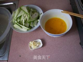 丝瓜炒蛋的做法步骤：1
