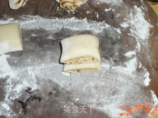 豆沙花卷的做法步骤：5