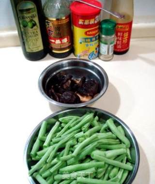 家常小炒“蚝油香菇焖扁豆”的做法步骤：1