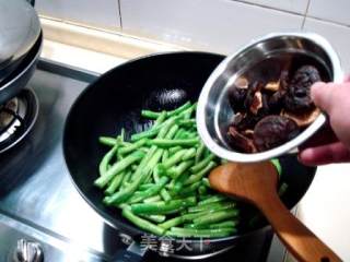 家常小炒“蚝油香菇焖扁豆”的做法步骤：2