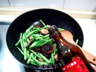 家常小炒“蚝油香菇焖扁豆”的做法步骤：3