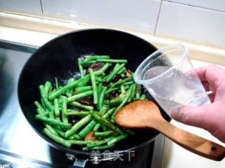 家常小炒“蚝油香菇焖扁豆”的做法步骤：5