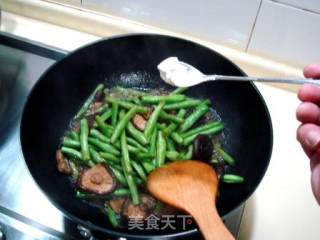 家常小炒“蚝油香菇焖扁豆”的做法步骤：7