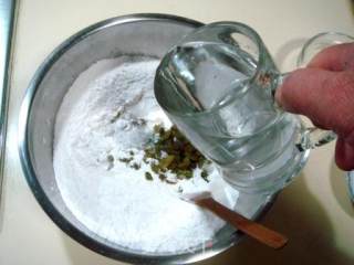 家庭制作面点“葡萄干三粉蒸糕”的做法步骤：3