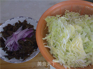 【平淡的幸福】木耳炒圆白菜的做法步骤：2