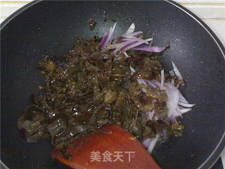 【平淡的幸福】木耳炒圆白菜的做法步骤：3