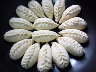 柳叶水煎包的做法步骤：4