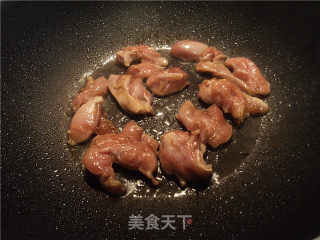 鸡腿肉炒玉米粒的做法步骤：1