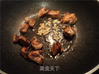 鸡腿肉炒玉米粒的做法步骤：2