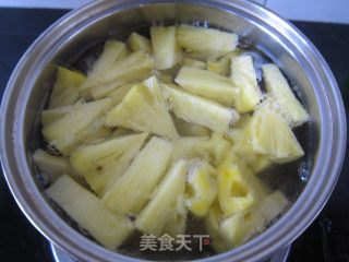 糖水菠萝的做法步骤：2
