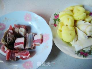 春笋土豆烧咸肉的做法步骤：1