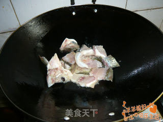 鱼骨架豆腐汤的做法步骤：2