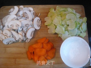 娃娃菜炒蘑菇的做法步骤：1