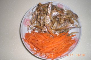 青椒芹菜炒小鱼的做法步骤：1