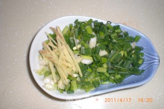 青椒芹菜炒小鱼的做法步骤：3