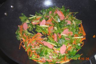 青椒芹菜炒小鱼的做法步骤：5