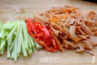 零厨艺也能做好的快手家常菜 西芹烩牛肚的做法步骤：1