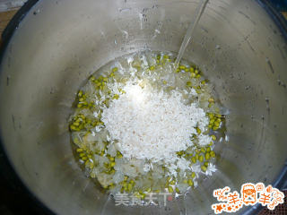 雪耳绿豆糯米粥的做法步骤：3