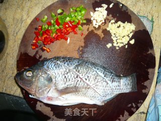 酱蒸罗非鱼的做法步骤：1