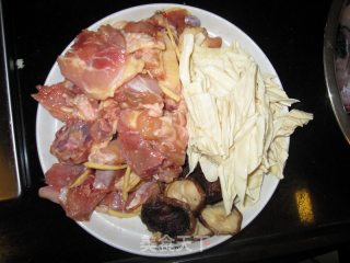 腐竹香菇焖鸡的做法步骤：2